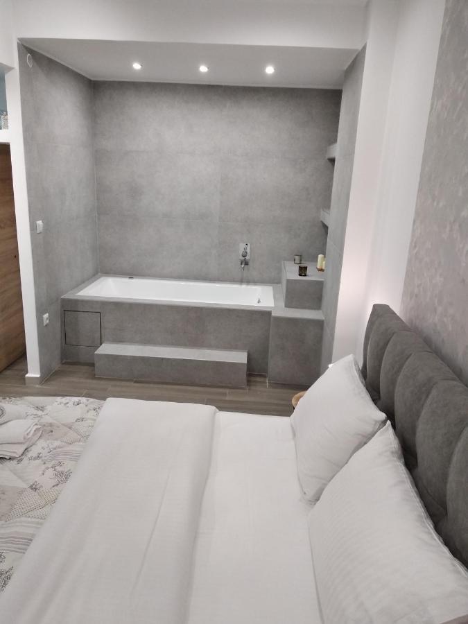 Navarino Jacuzzi Studio Apartment Thessaloniki