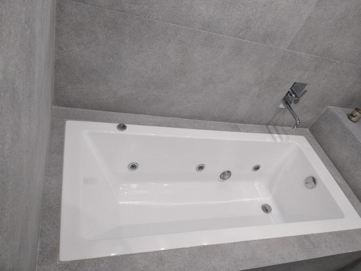Navarino Jacuzzi Studio